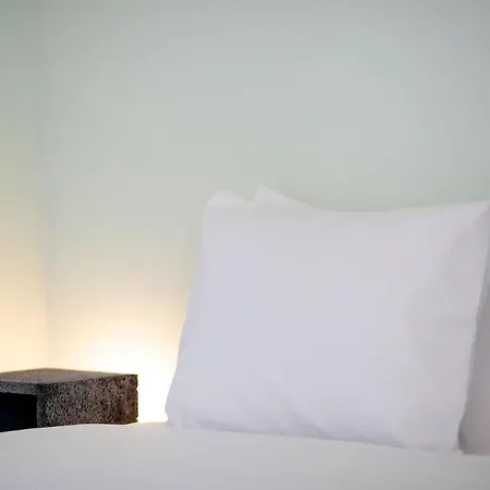 Salt Lips - Azores Surf Experience אכסניה